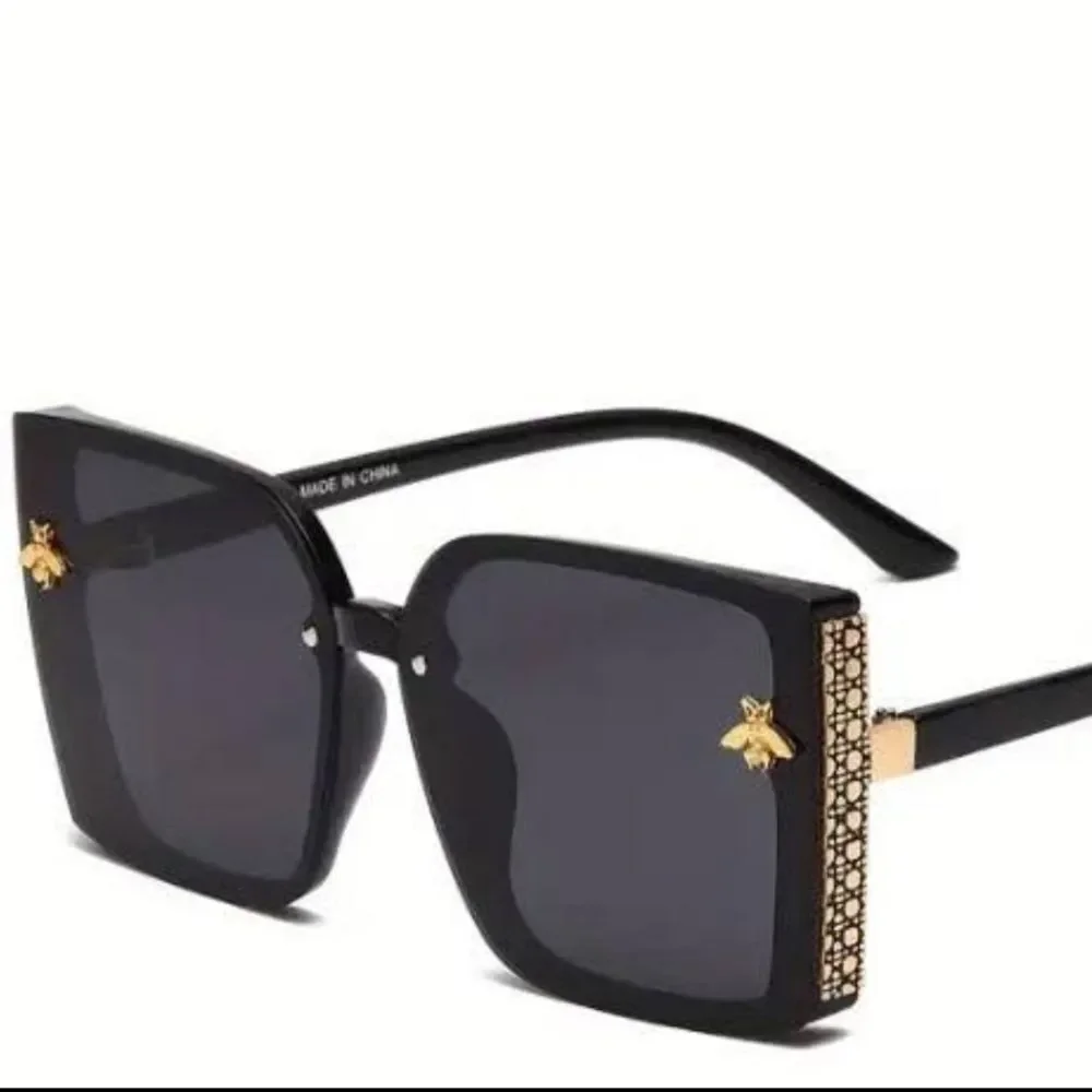 Light Pink or blk Square Fashion Sunglasses with Gold Bee Accent